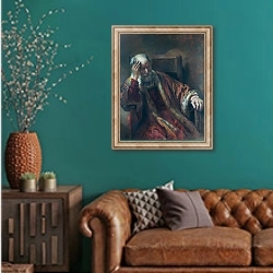 «Престарелый мужчина в кресле» в интерьере гостиной с зеленой стеной над диваном