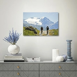 «Велосипедисты на фоне горы Ортлер, Италия» в интерьере современной гостиной с голубыми деталями