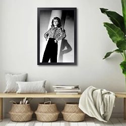 «Hayworth, Rita 2» в интерьере комнаты в стиле ретро с плетеными корзинами