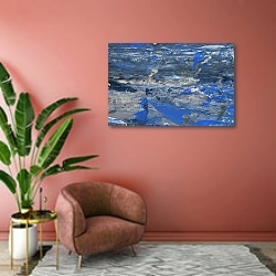«Грубые мазки синей краски» в интерьере современной гостиной в розовых тонах