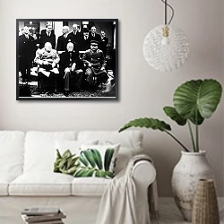 «История в черно-белых фото 100» в интерьере светлой гостиной в скандинавском стиле над диваном