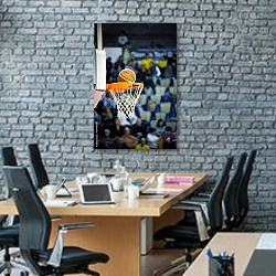 «Баскетбольная корзина с мячом» в интерьере современного офиса с черной кирпичной стеной