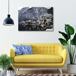 «Зимний Хальштатт, Австрия» в интерьере современной гостиной с желтым диваном