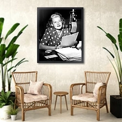«Hayworth, Rita 37» в интерьере комнаты в стиле ретро с плетеными креслами