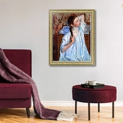 «Девушка, укладывающая волосы» в интерьере гостиной в бордовых тонах