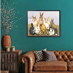 «Lucky rabbits» в интерьере гостиной с зеленой стеной над диваном