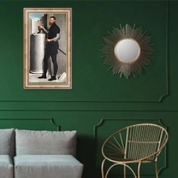 «Портрет джентельмена» в интерьере классической гостиной с зеленой стеной над диваном