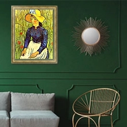 «Молодая крестьянка в соломенной шляпе в пшенице» в интерьере классической гостиной с зеленой стеной над диваном