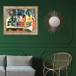 «Рынок (Ta matete)» в интерьере классической гостиной с зеленой стеной над диваном