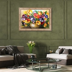 «Яркие цветы анютиных глазок в вазе» в интерьере гостиной в оливковых тонах