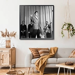 «Presley, Elvis 9» в интерьере гостиной в стиле ретро над диваном