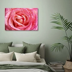 «Розовая роза с каплями №2» в интерьере современной спальни в зеленых тонах