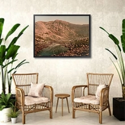 «Великобритания. Гора Кадер Идрис, горное озеро» в интерьере комнаты в стиле ретро с плетеными креслами