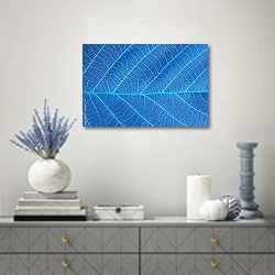 «Абстрактный синий лист» в интерьере современной гостиной с голубыми деталями