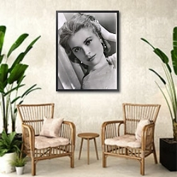 «Kelly, Grace (High Society) 2» в интерьере комнаты в стиле ретро с плетеными креслами