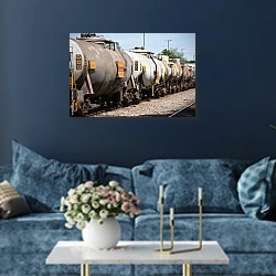 «Поезд с топливом» в интерьере современной гостиной в синем цвете