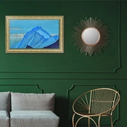 «Гималаи. Этюд 9» в интерьере классической гостиной с зеленой стеной над диваном