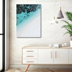 «Белый песок, голубая вода и кораллы» в интерьере комнаты в скандинавском стиле над тумбой