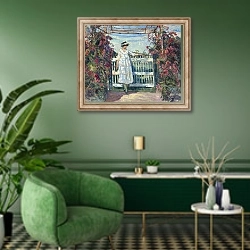 «Молодая женщина в саду с розами» в интерьере гостиной в зеленых тонах