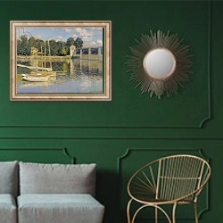 «The Bridge at Argenteuil, 1874» в интерьере классической гостиной с зеленой стеной над диваном