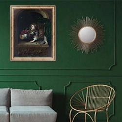 «Мальчики надувающие пузыри» в интерьере классической гостиной с зеленой стеной над диваном