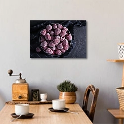 «Замороженные ягоды малины в черной миске» в интерьере кухни над обеденным столом с кофемолкой