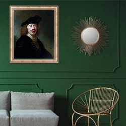 «Автопортрет в возрасте 24» в интерьере классической гостиной с зеленой стеной над диваном