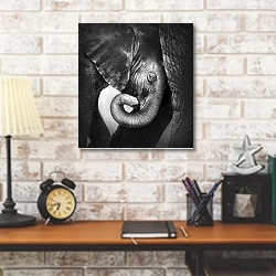 «Слонёнок прижимается к матери» в интерьере кабинета в стиле лофт над столом