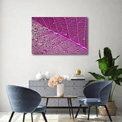 «Фиолетовый лист в каплях росы» в интерьере современной гостиной над комодом