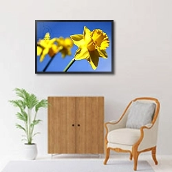«Daffodil Line» в интерьере в классическом стиле над комодом