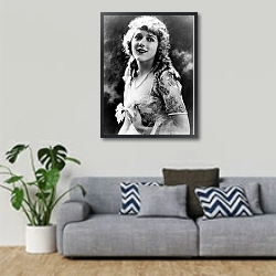 «История в черно-белых фото 507» в интерьере гостиной в скандинавском стиле с серым диваном