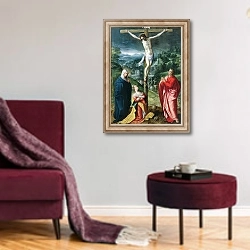 «The Crucifixion» в интерьере гостиной в бордовых тонах