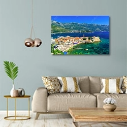 «Черногория, Будва. Пляжи у исторической части» в интерьере современной гостиной с голубыми стенами