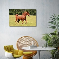 «Конь на просторе» в интерьере современной гостиной с желтым креслом