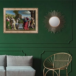«Языческое жертвоприношение» в интерьере классической гостиной с зеленой стеной над диваном