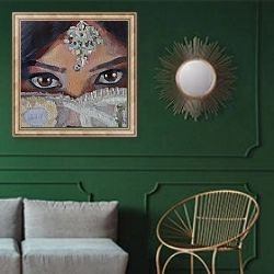 «'Face 11', 2012,» в интерьере классической гостиной с зеленой стеной над диваном