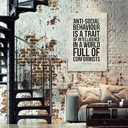 «Мотивационный плакат с цитатой Николы Тесла» в интерьере двухярусной гостиной в стиле лофт с кирпичной стеной