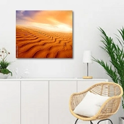 «Песчаные волны пустыни на закате» в интерьере гостиной в скандинавском стиле над комодом