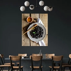 «Ежевика на тарелке» в интерьере столовой с черными стенами