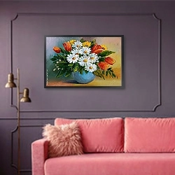 «Букет из летних цветов в вазе» в интерьере гостиной с розовым диваном