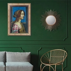 «Леди в профиль» в интерьере классической гостиной с зеленой стеной над диваном