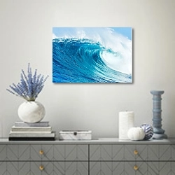 «Волна» в интерьере современной гостиной с голубыми деталями