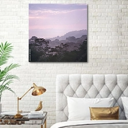 «Розовый туман над джунглями» в интерьере современной спальни в белом цвете с золотыми деталями