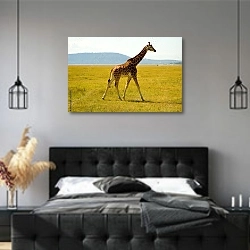 «Шагающий по равнине жираф» в интерьере современной спальни с черной кроватью