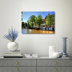«Амстердам. Голландия. Улица Дамрак  2» в интерьере современной гостиной с голубыми деталями