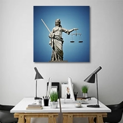 «Статуя правосудия на синем фоне» в интерьере современного офиса над столами работников