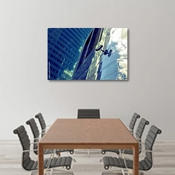 «Камеры наблюдения на фасаде стеклянного здания» в интерьере конференц-зала над столом для переговоров