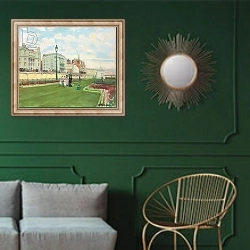 «Brighton, 1929» в интерьере классической гостиной с зеленой стеной над диваном