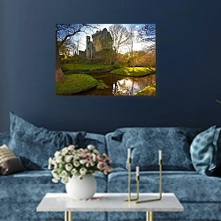 «Ирландия. Замок Бларни» в интерьере современной гостиной в синем цвете