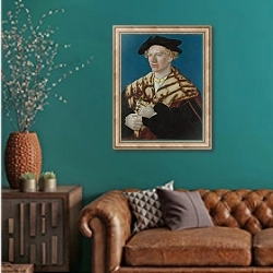 «портрет мужчины 1» в интерьере гостиной с зеленой стеной над диваном